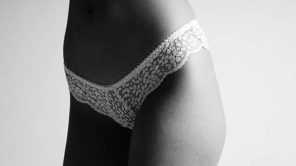 Kaunis seksikäs nainen tyylikäs pikkuhousut ja rintaliivit. Muoti muotokuva malli valkoisella taustalla, lähikuva
 - Valokuva, kuva