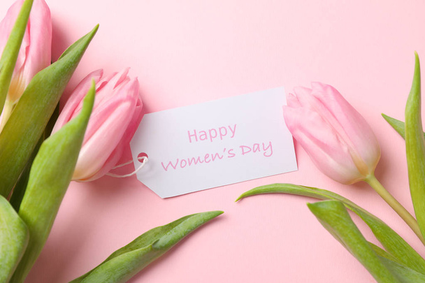 Tulpen und fröhlicher Frauentag auf rosa Hintergrund, Nahaufnahme - Foto, Bild