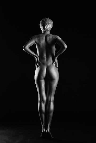 Mladý fit atletický žena ve stříbrné tělo barvy pózování - Fotografie, Obrázek
