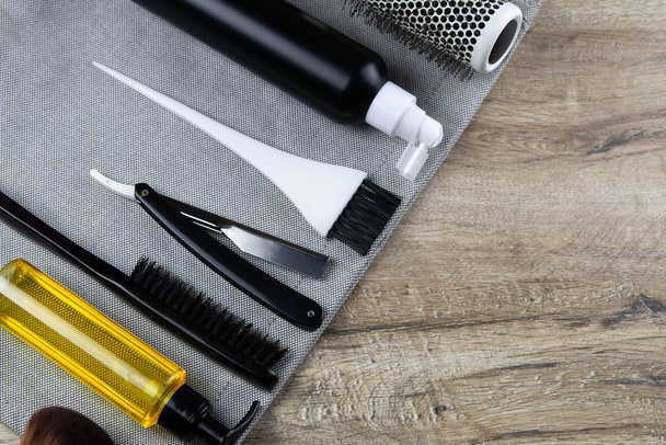 Un conjunto de herramientas para cortes de pelo, rocío, afeitadora peligrosa, gel para el cabello y gel de afeitar, cepillo
 - Foto, imagen