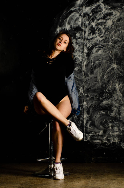 schöne junge Frau posiert auf dunklem Hintergrund  - Foto, Bild