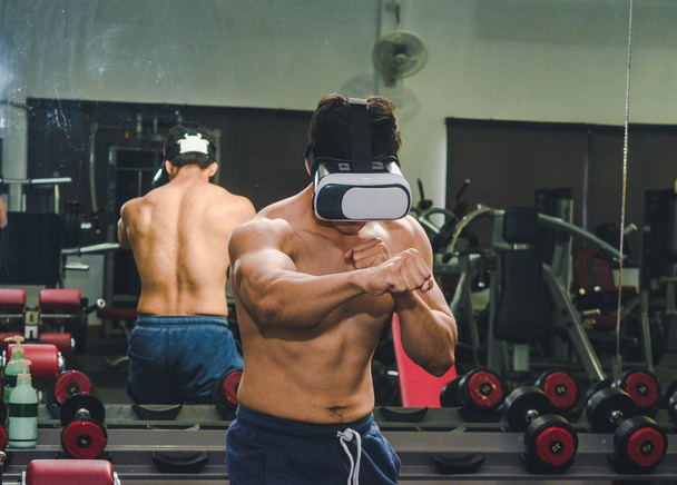 Asian men have muscle Playing vr machine standing in front of gl - 写真・画像