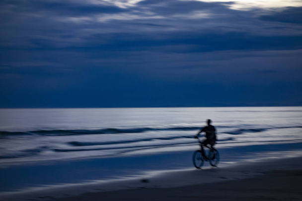 Діяльність людей на пляжі на світанку
. - Фото, зображення