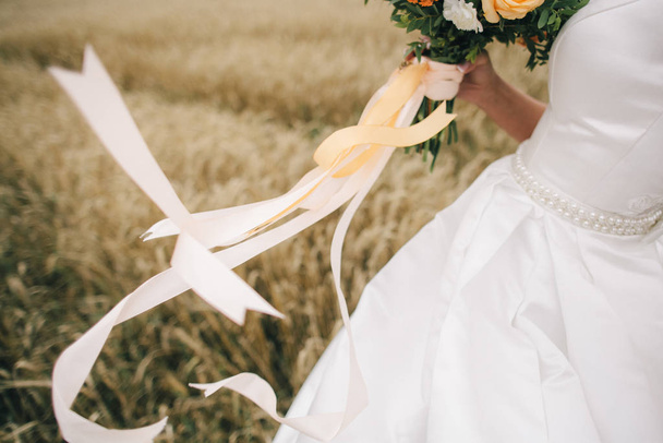 Nevěsta drží svatební kytice, svatební šaty, svatební detaily - Fotografie, Obrázek