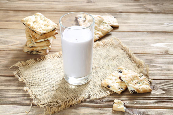 Yogurt with cookies on a wooden background - Foto, afbeelding