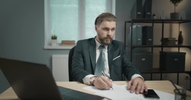 Man Having Relax Moment in Office - Materiał filmowy, wideo