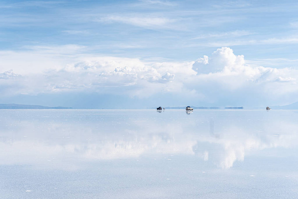 auto rimangono sulla superficie innevata del lago congelato Baikal
 - Foto, immagini
