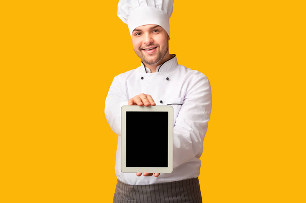 Chef Guy Εμφάνιση Tablet κενή οθόνη, Studio Shot, Mockup - Φωτογραφία, εικόνα