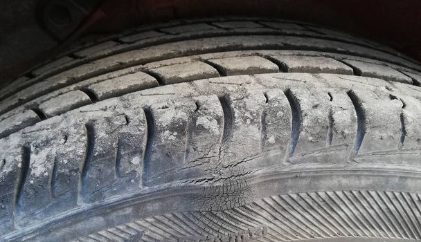 une bosse sur le pneu, des dommages sur la roue
 - Photo, image