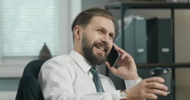 Businessman Talking on Smartphone - Záběry, video