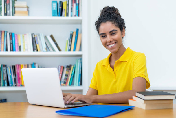 Сміється бразильська студентка навчається за комп'ютером
 - Фото, зображення