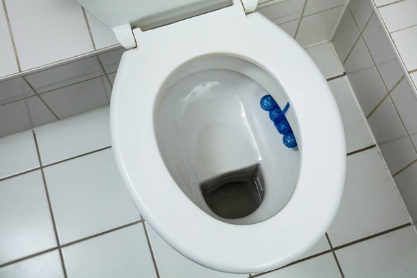 White Toilet Bowl In A Clean Hygienic Bathroom - Foto, immagini
