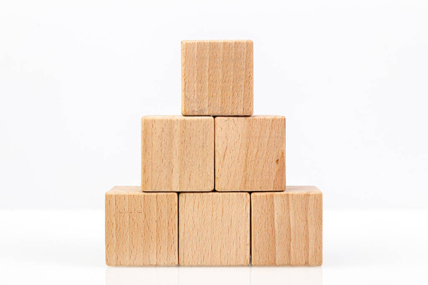 Cubos de madeira sobre um fundo branco  - Foto, Imagem