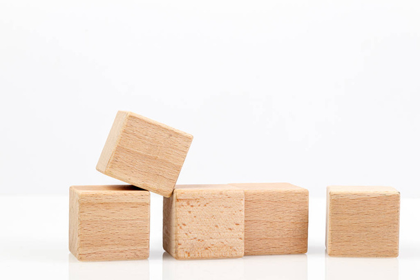 Деревянные кубики на белом фоне  - Фото, изображение