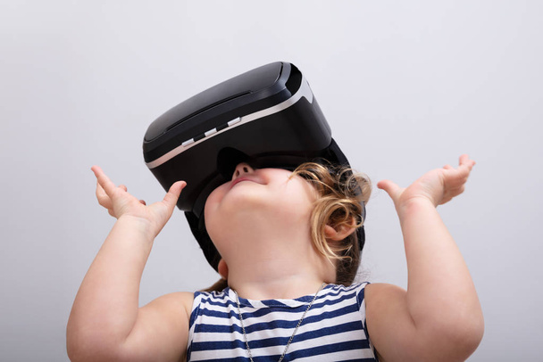 Small Girl Using The Virtual Reality Headset On White Background - 写真・画像