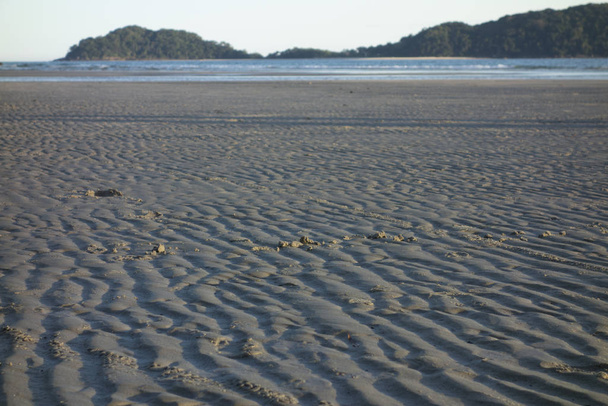 Сценарий крупного плана песчаного пляжа на закате
. - Фото, изображение