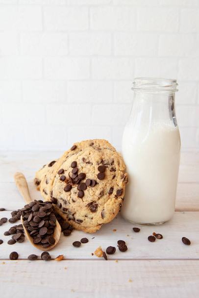 Delicious chocolate chip cookies with lots of chocolate - Foto, Imagen