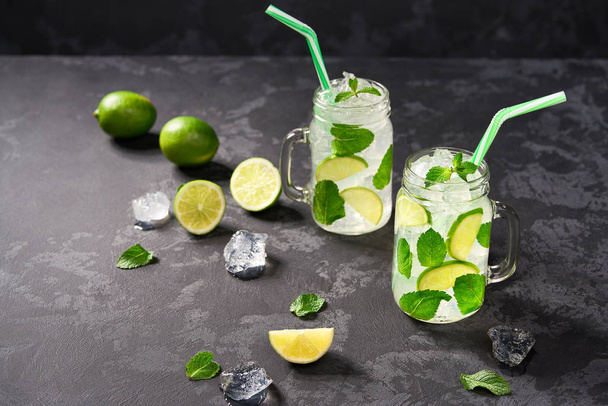 two servings of mojito cocktail on a black background - Foto, afbeelding