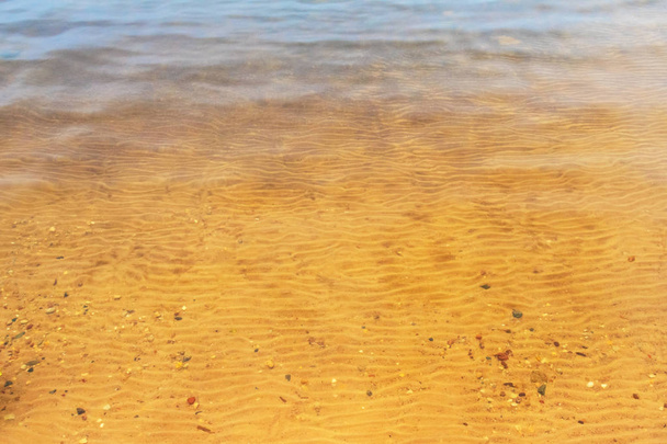 Fondo de arena en el lago con agua clara
 - Foto, imagen