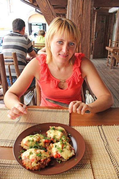 Gyönyörű nő eszik húsos étel étteremben - Fotó, kép