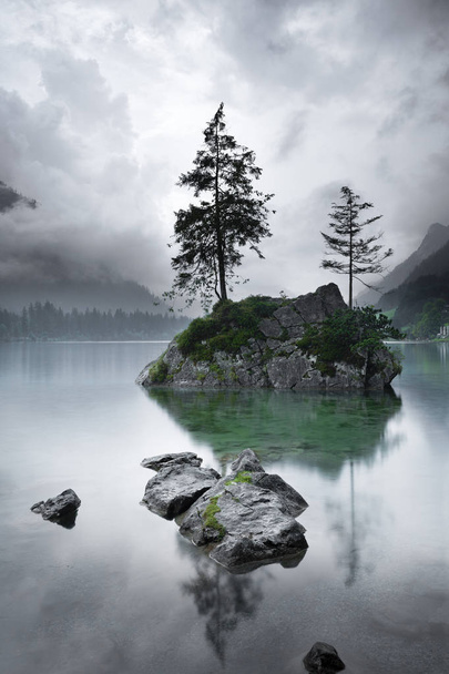 Hintersee-tó Bajorországban nyáron drámai égbolttal, hosszú ideig tartó expozíciós felvétel - Fotó, kép