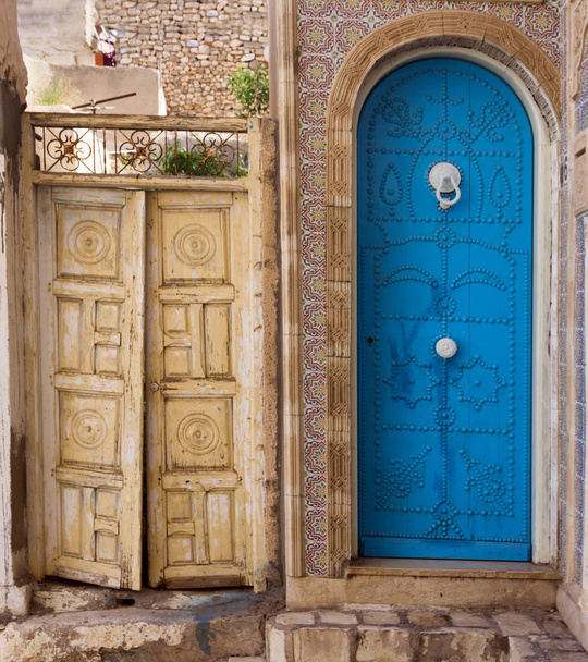 Blue and brown doors in Sousse, Tunisia. - Foto, imagen
