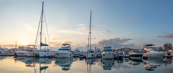 Beautiful clear sunset in the sea harbor with moored yachts. - Fotografie, Obrázek