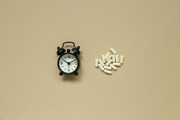 Sleeping pills and alarm clock. Insomnia concept - Foto, Imagem