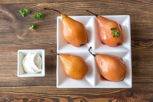 Poached pears with cream cheese decorated with fresh mint - Foto, Imagen