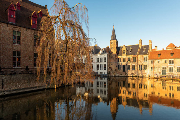 Bruges, Belçika, kanallardaki antik evler - Fotoğraf, Görsel