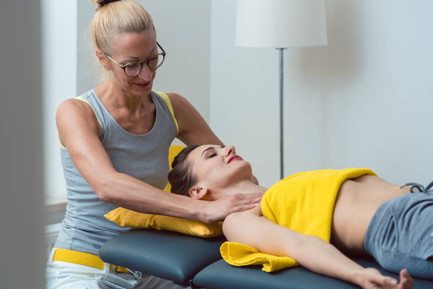Masaje de cuello y cabeza en la fisioterapia - Foto, Imagen