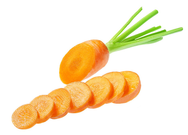 Cenoura fresca e pedaços cortados isolados sobre fundo branco. - Foto, Imagem