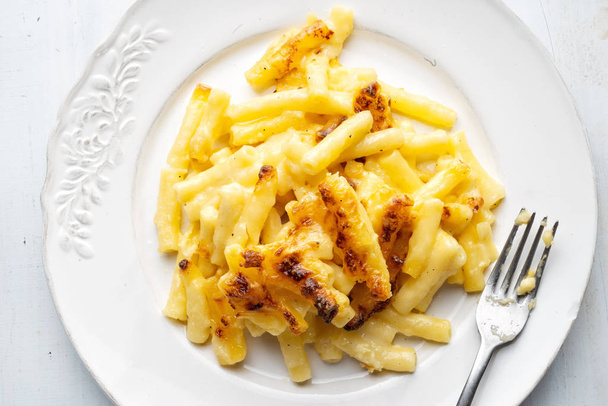 close up of rustic golden creamy mac macaroni and cheese - Φωτογραφία, εικόνα