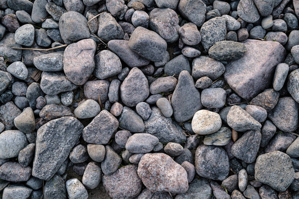 Las piedras yacen en la orilla del mar al atardecer. Contexto
. - Foto, Imagen