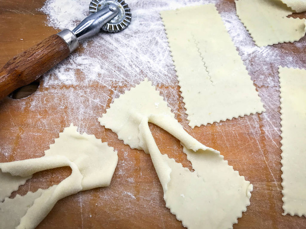 Lahodné smažené chiacchiere, italské tradiční pečivo na ce - Fotografie, Obrázek