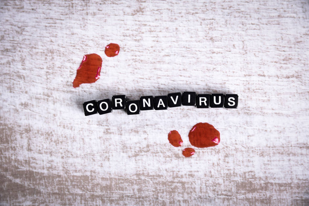 Concept coronavirus, Mers-Cov bliskowschodni zespół oddechowy koronawirus.Koronawirus pochodzący z Wuhan, China.Napis .Strzykawka i krew na drewnianym stole. - Zdjęcie, obraz