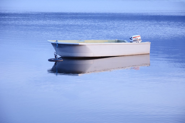 Vene sinisessä vedessä
 - Valokuva, kuva