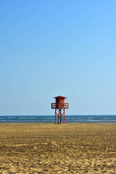Caseta antigua de salvavidas en una playa solitaria. - Foto, Imagen