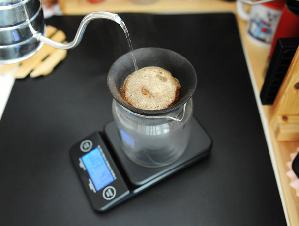 Filtro de café sem papel cerâmico poroso preto no jarro de vidro. Caldeira Gooseneck. Escala electrónica. Manual de fabricação de cerveja ainda vida
 - Foto, Imagem