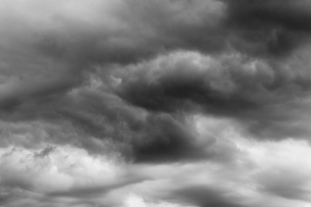 Grijze stormwolken - Foto, afbeelding