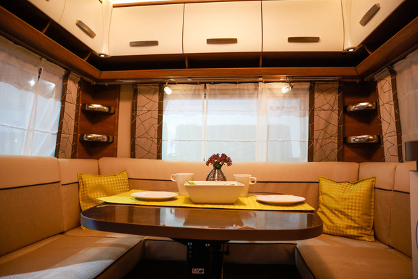 Interieur van luxe caravan. Detail foto van coach met materiaal - Foto, afbeelding