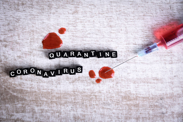 Concept d'analyse sanguine du coronavirus Wuhan, Chine 2020.Masque respiratoire avec une trace de sang, seringue et inscription en quarantaine.
. - Photo, image