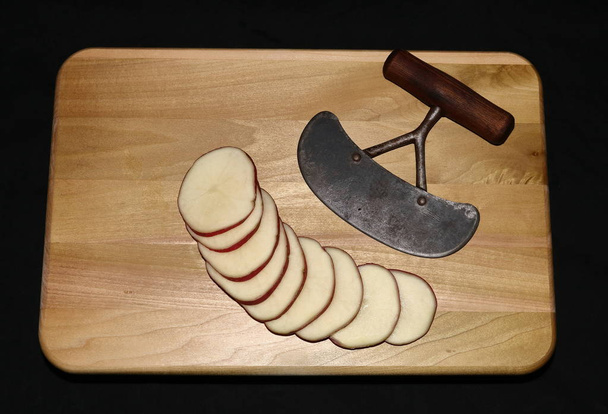 Pomme de terre rouge tranchée avec couteau Cowboy Hash Vintage
 - Photo, image