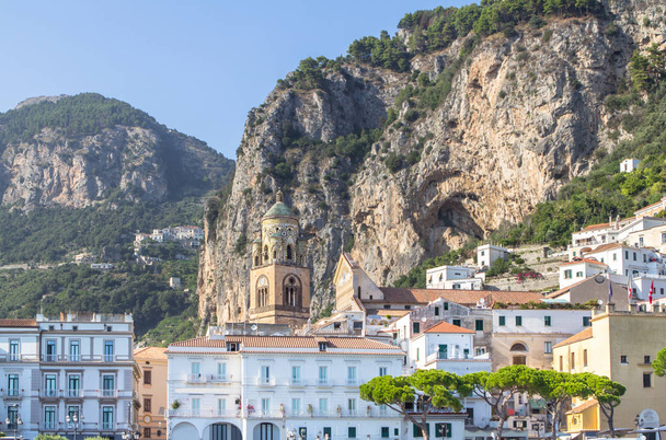 Casas e igreja de Amalfi, Costa Amalfitana, Itália
 - Foto, Imagem