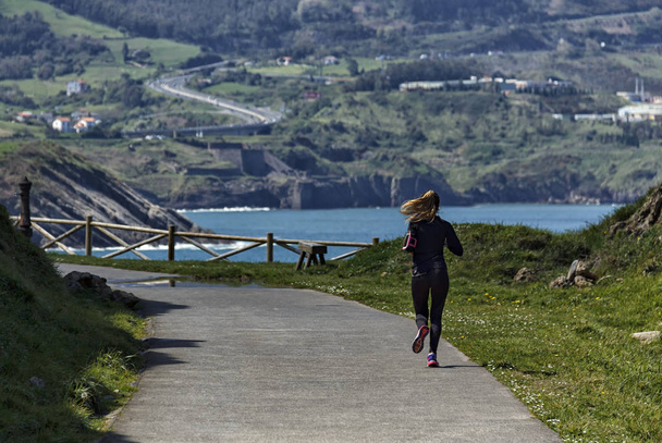 mujer corriendo en la naturaleza en España
 - Foto, imagen