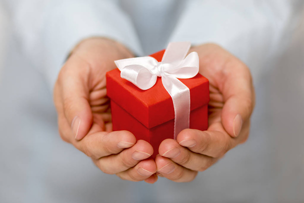 Small red present box in hands - Foto, immagini