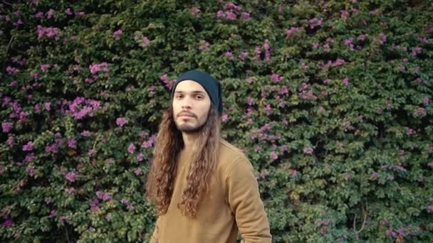 Ritratto di hipster dai capelli lunghi che cammina vicino a parkt nella città moderna
 - Filmati, video