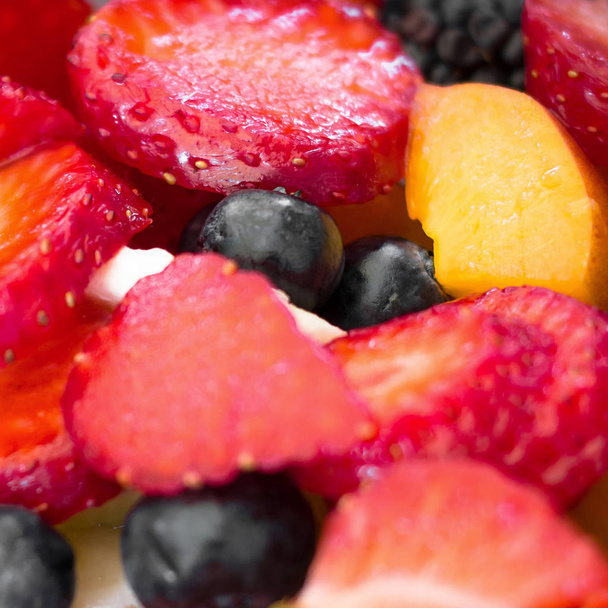 Close-up of a colorful fruit salad. Defocused blurry background. - Foto, Bild