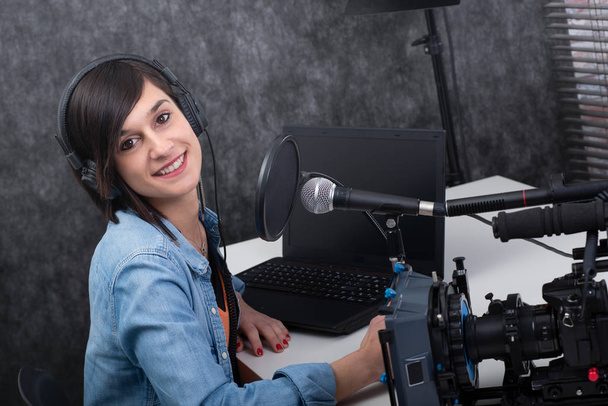ラジオで働く笑顔の若い女性 - 写真・画像