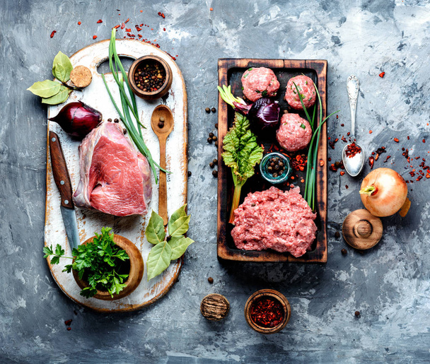Meat balls from raw beef force-meat on a chopping board.Meatballs - preparation for cooking - Zdjęcie, obraz